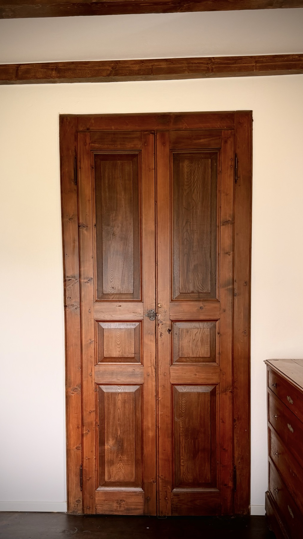 Closet doors, chest